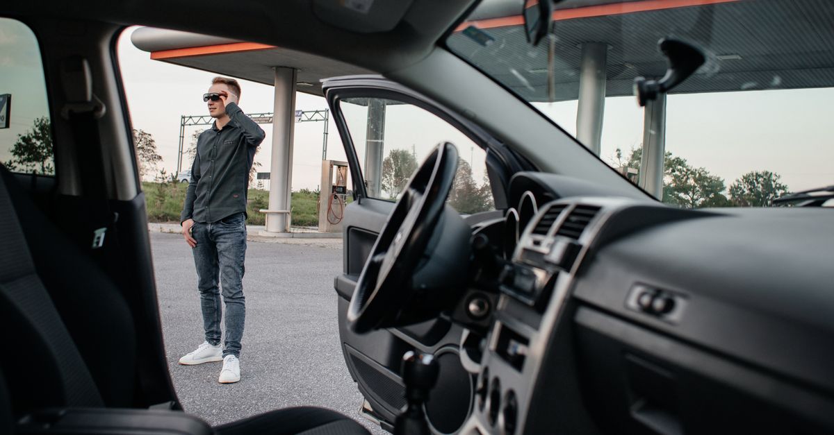Comprar el coche a nombre de un familiar: qué implica