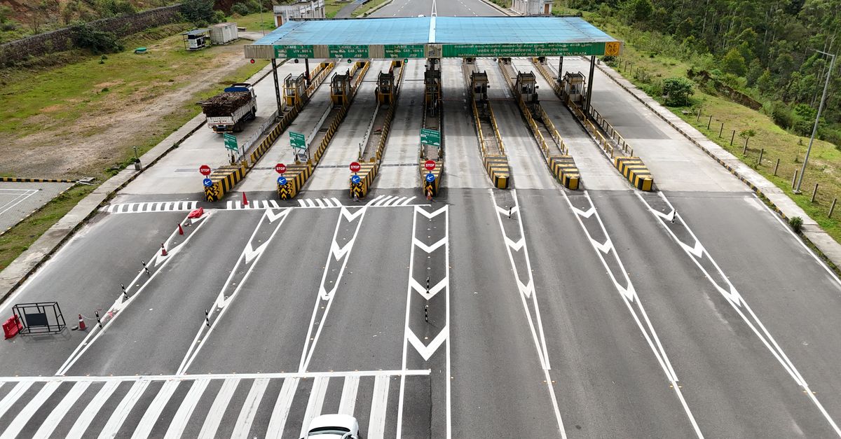 Fila de autos frente a una caseta de autopista de cuota
